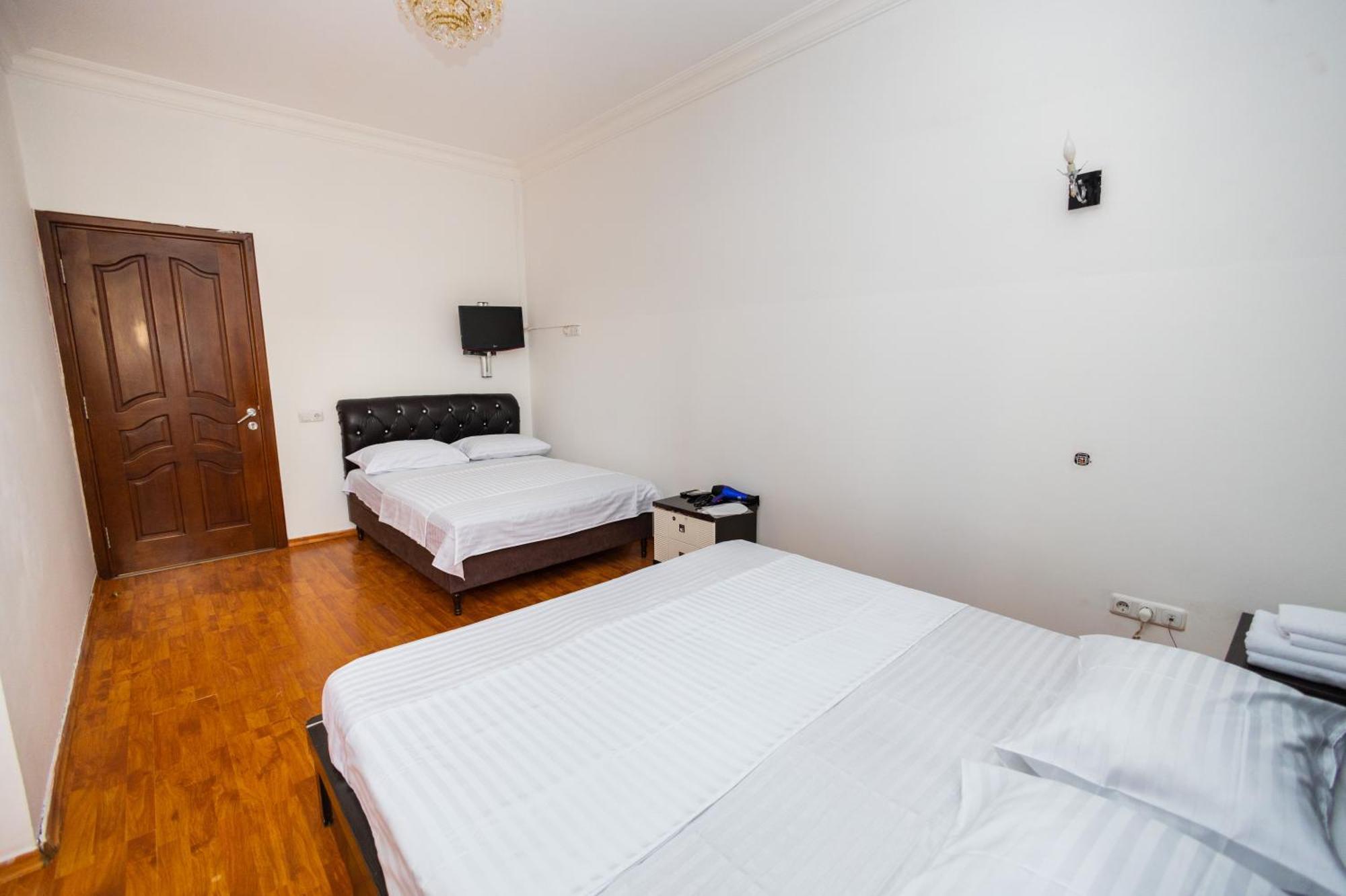 Yan Hotel Ереван Экстерьер фото