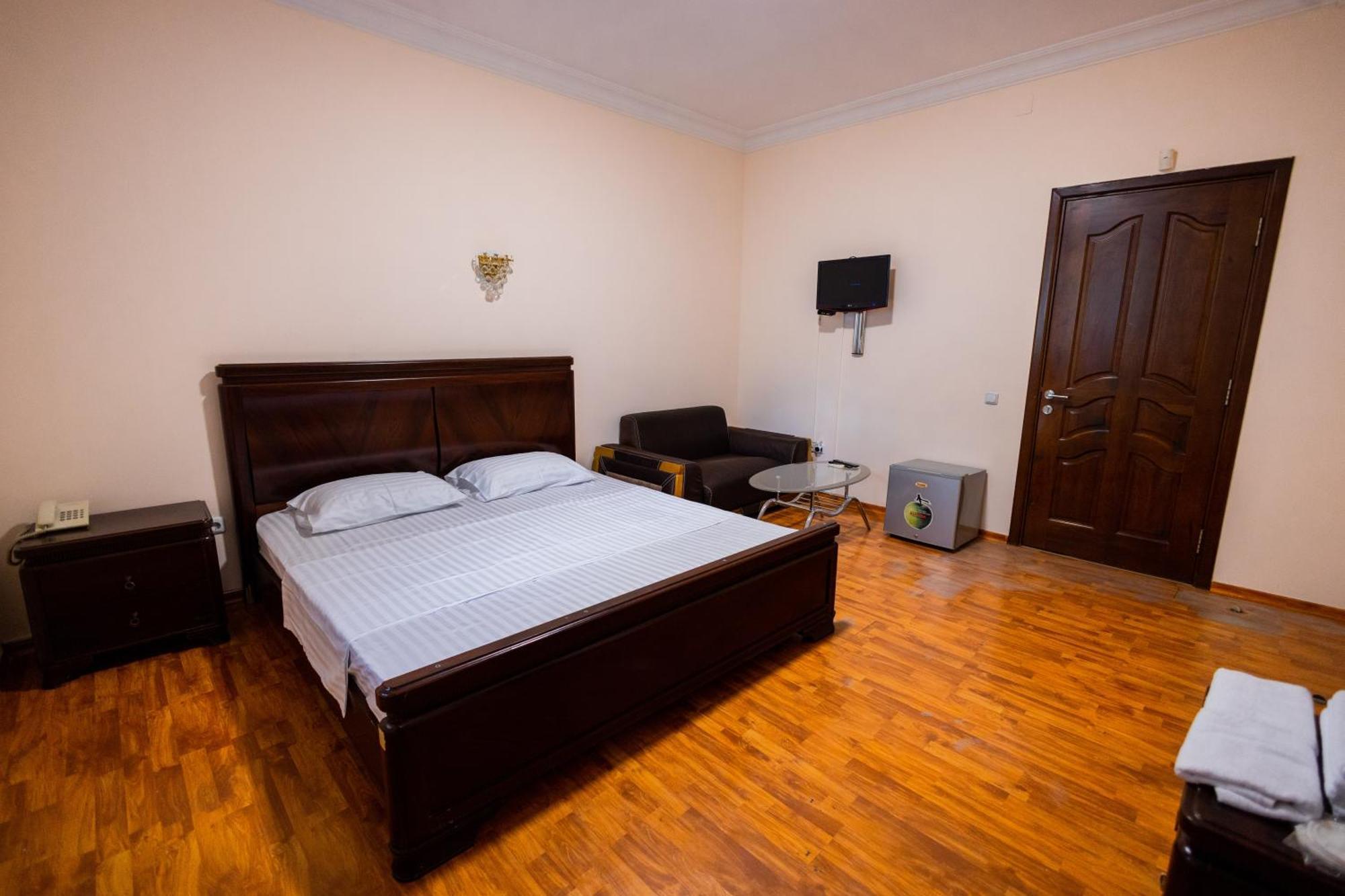 Yan Hotel Ереван Экстерьер фото