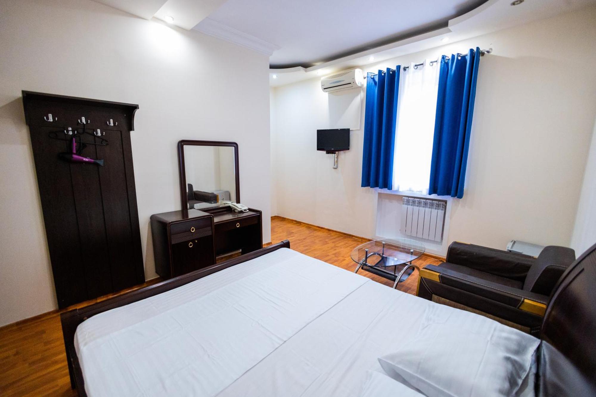 Yan Hotel Ереван Экстерьер фото