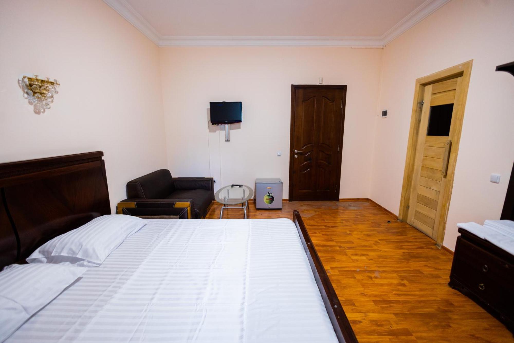 Yan Hotel Ереван Экстерьер фото