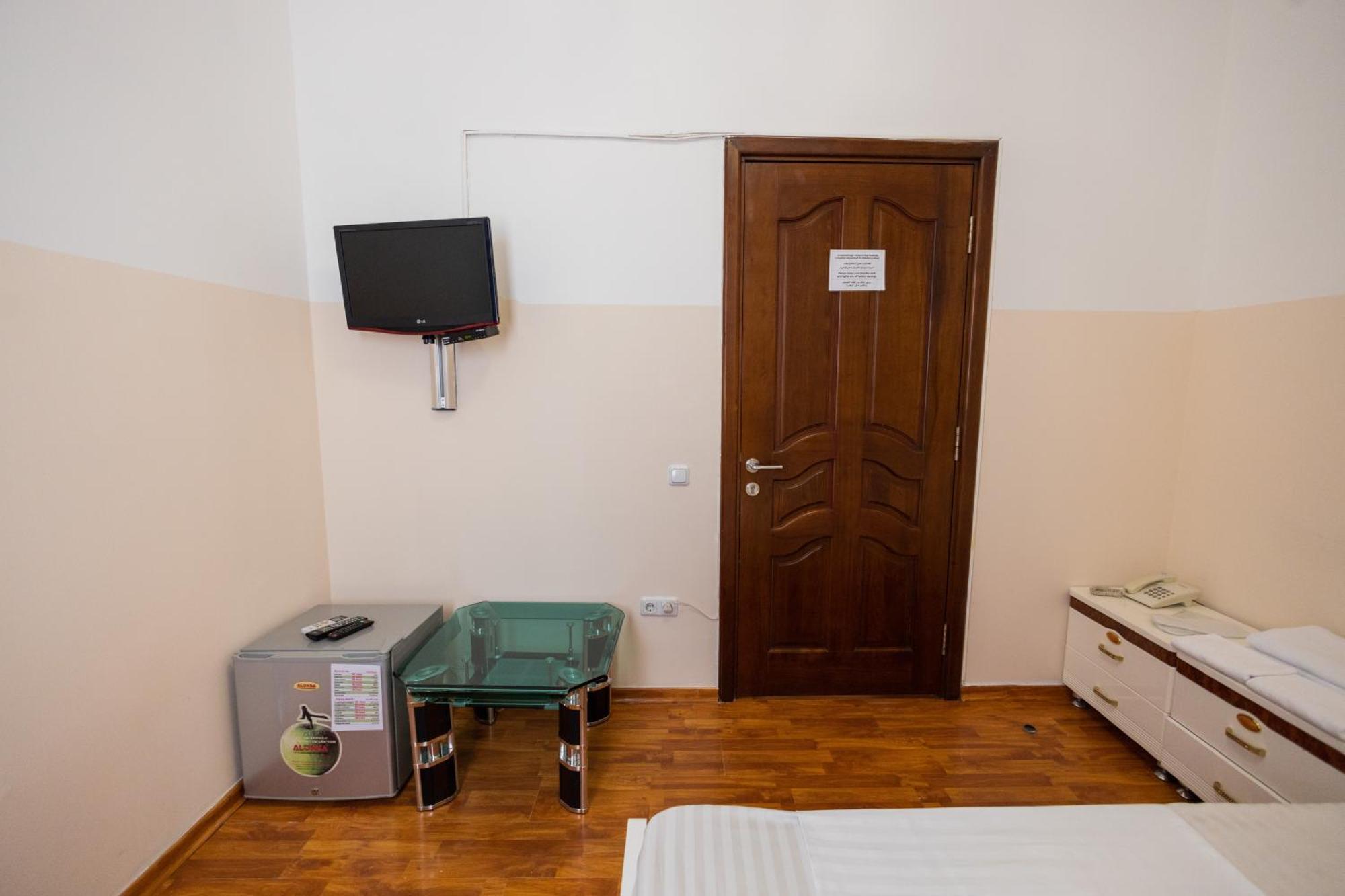 Yan Hotel Ереван Экстерьер фото