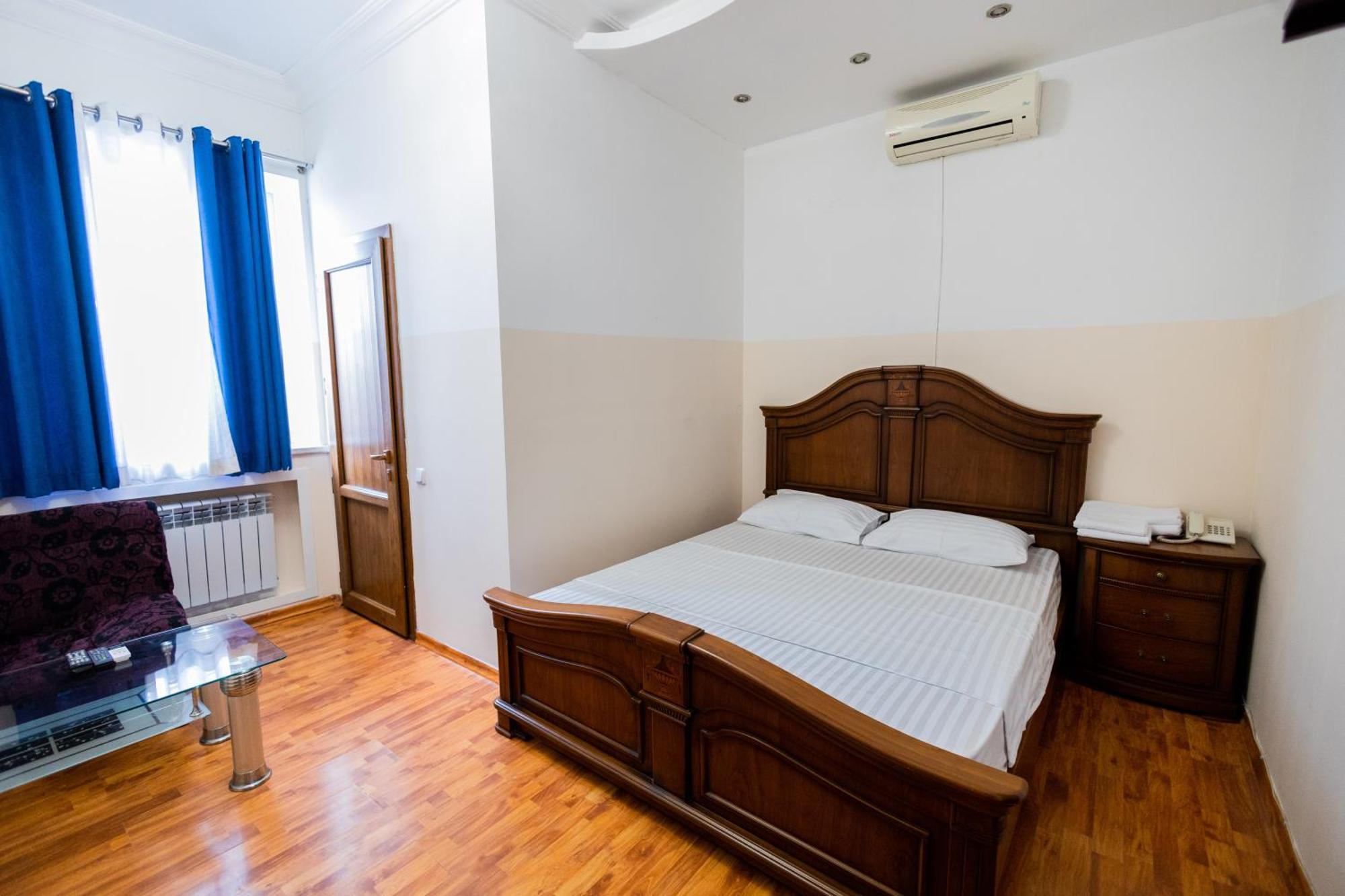Yan Hotel Ереван Экстерьер фото
