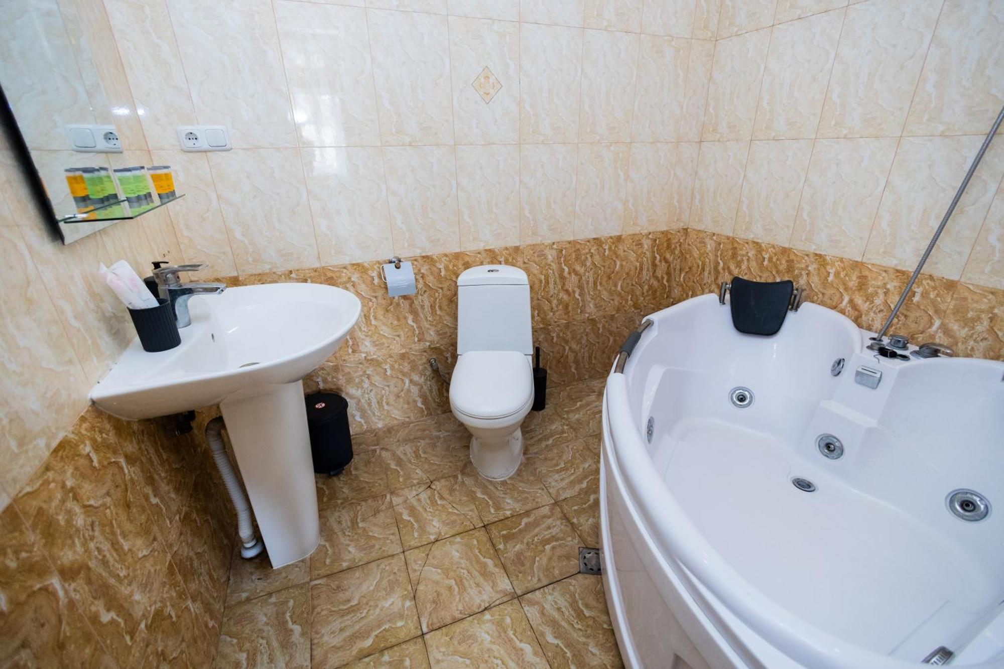Yan Hotel Ереван Экстерьер фото