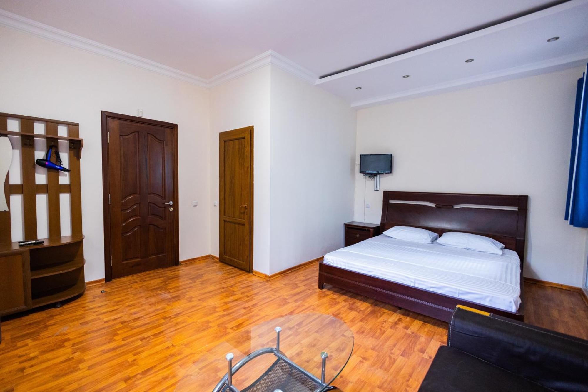 Yan Hotel Ереван Экстерьер фото