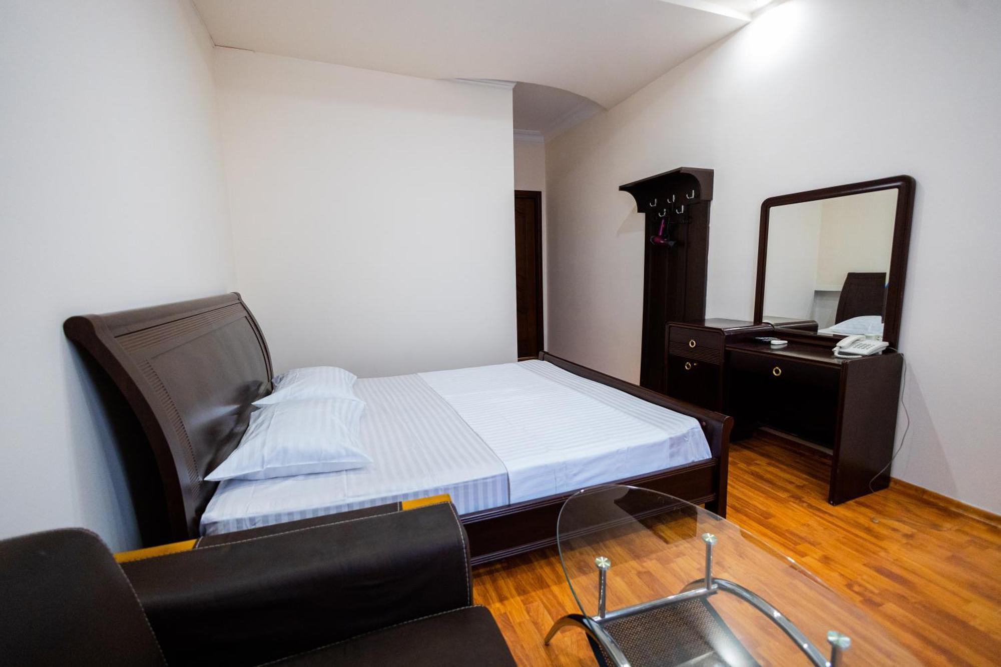 Yan Hotel Ереван Экстерьер фото