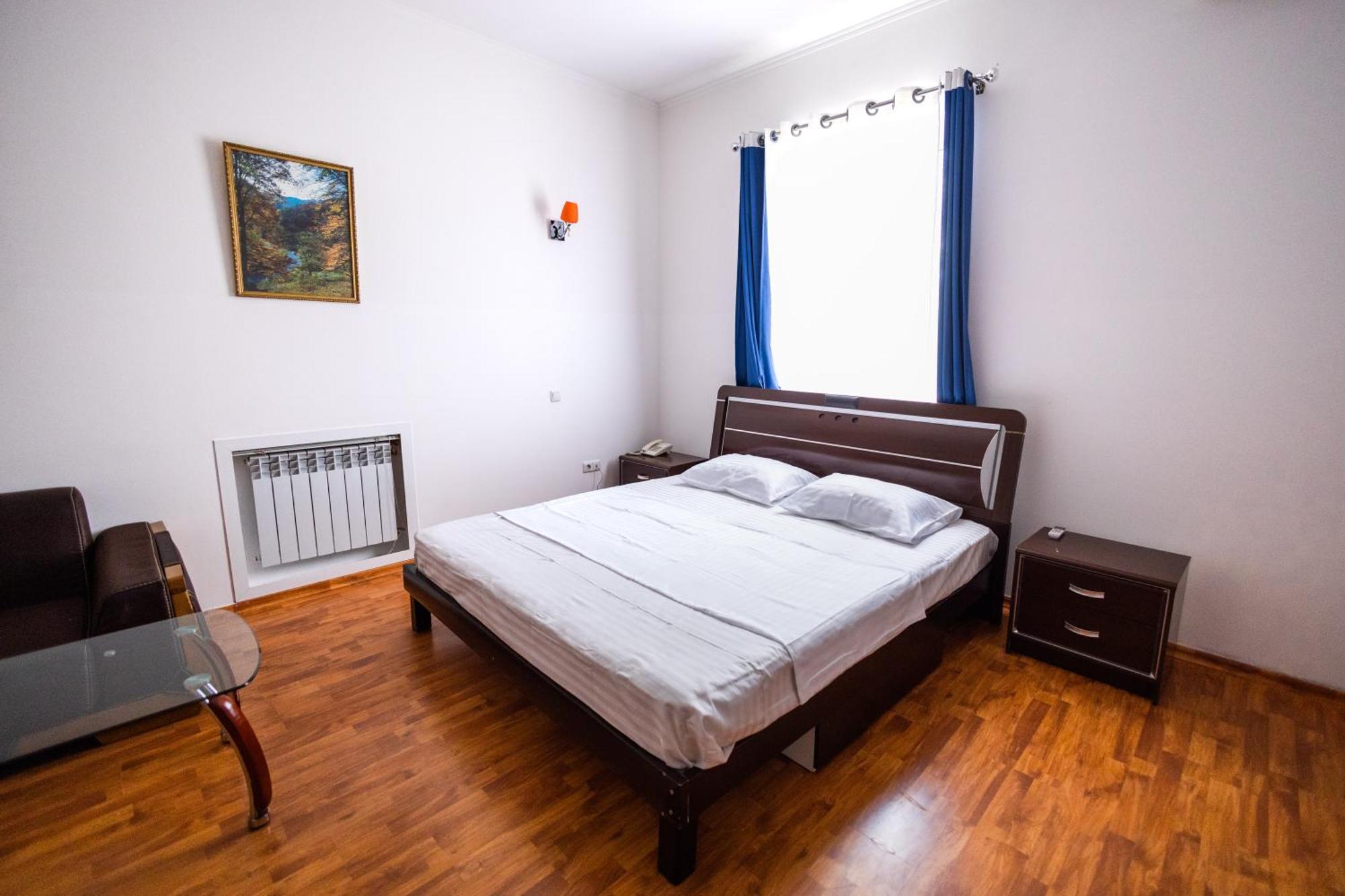 Yan Hotel Ереван Экстерьер фото