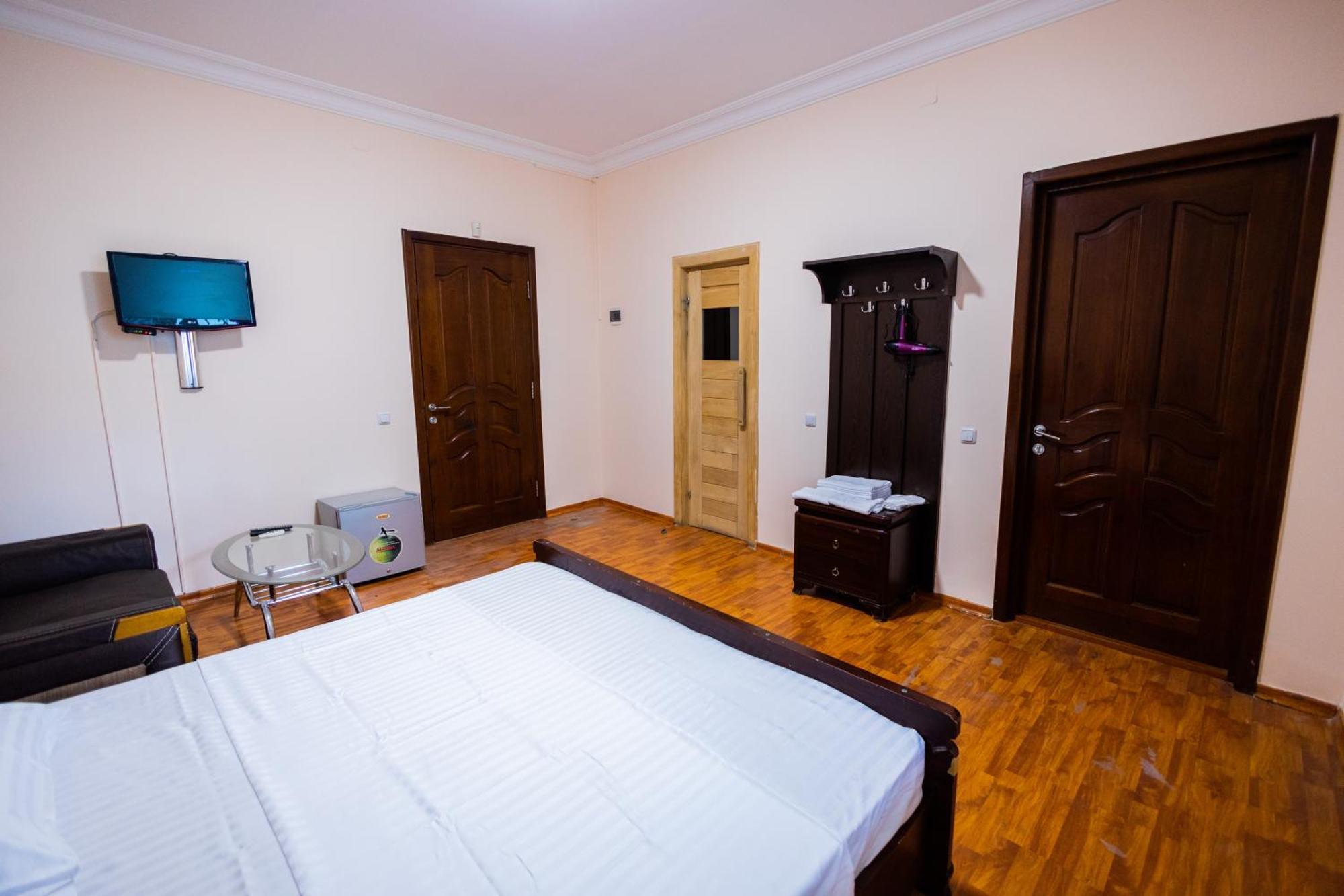 Yan Hotel Ереван Экстерьер фото