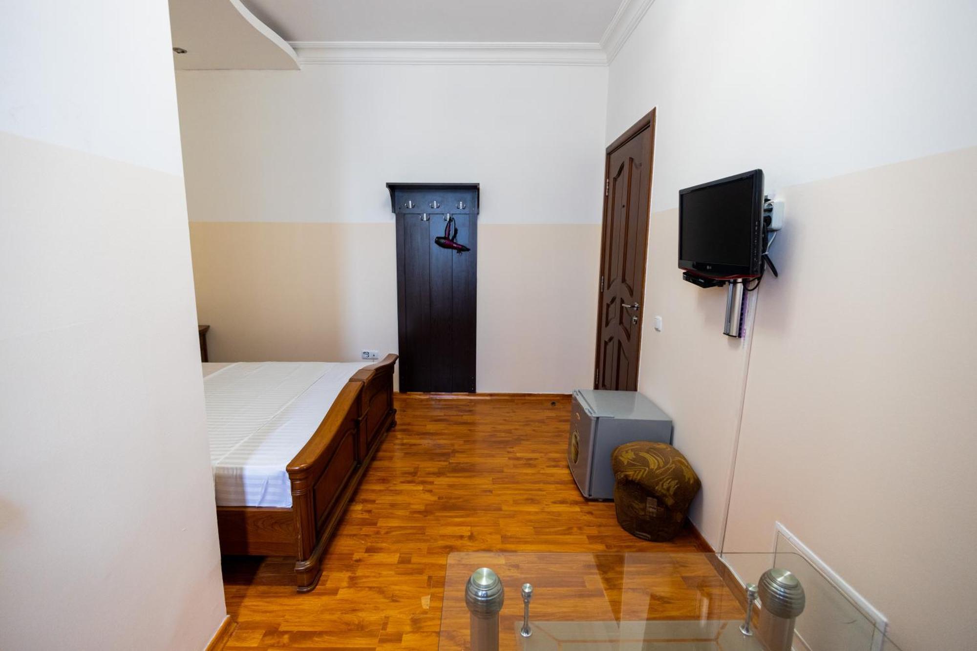 Yan Hotel Ереван Экстерьер фото