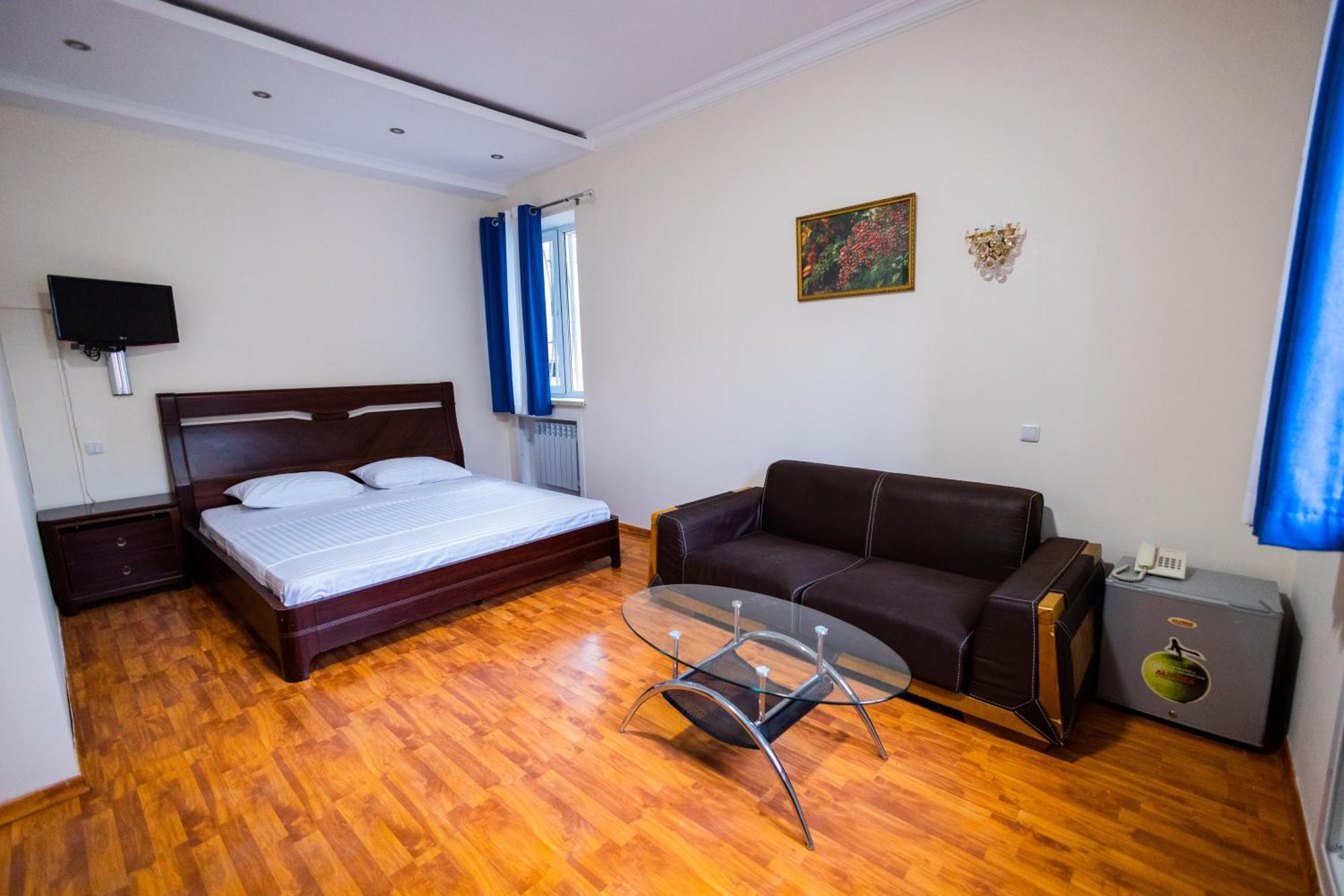 Yan Hotel Ереван Экстерьер фото